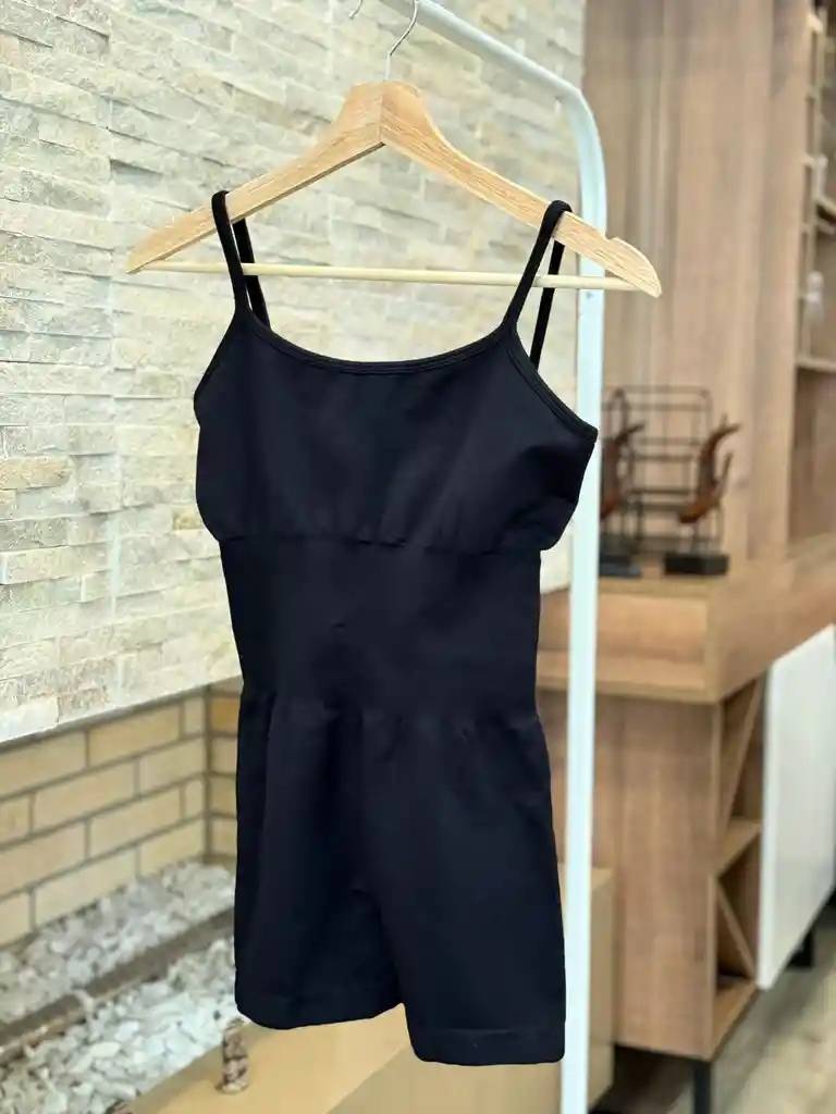 Mono Essential Negro Talla S