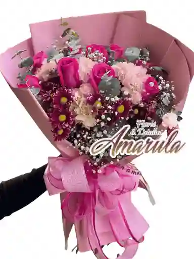 Ramo Elegante De Rosas Y Follaje