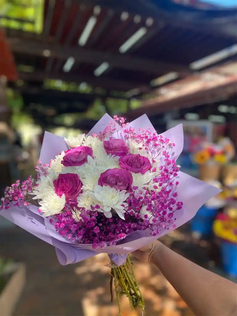 Bouquet De Rosas Lilas Y Pompones