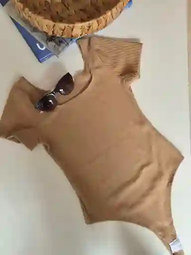Body Manga Corta Cuello Redondo Escote.