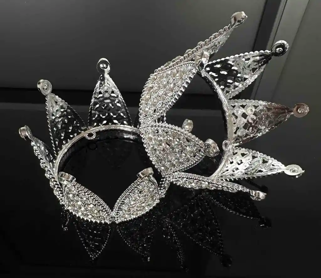 Corona Plástica Grande 7-6 Cm (unidad)