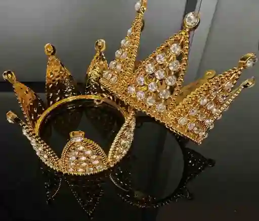 Corona Plástica Grande 7-6 Cm (unidad)