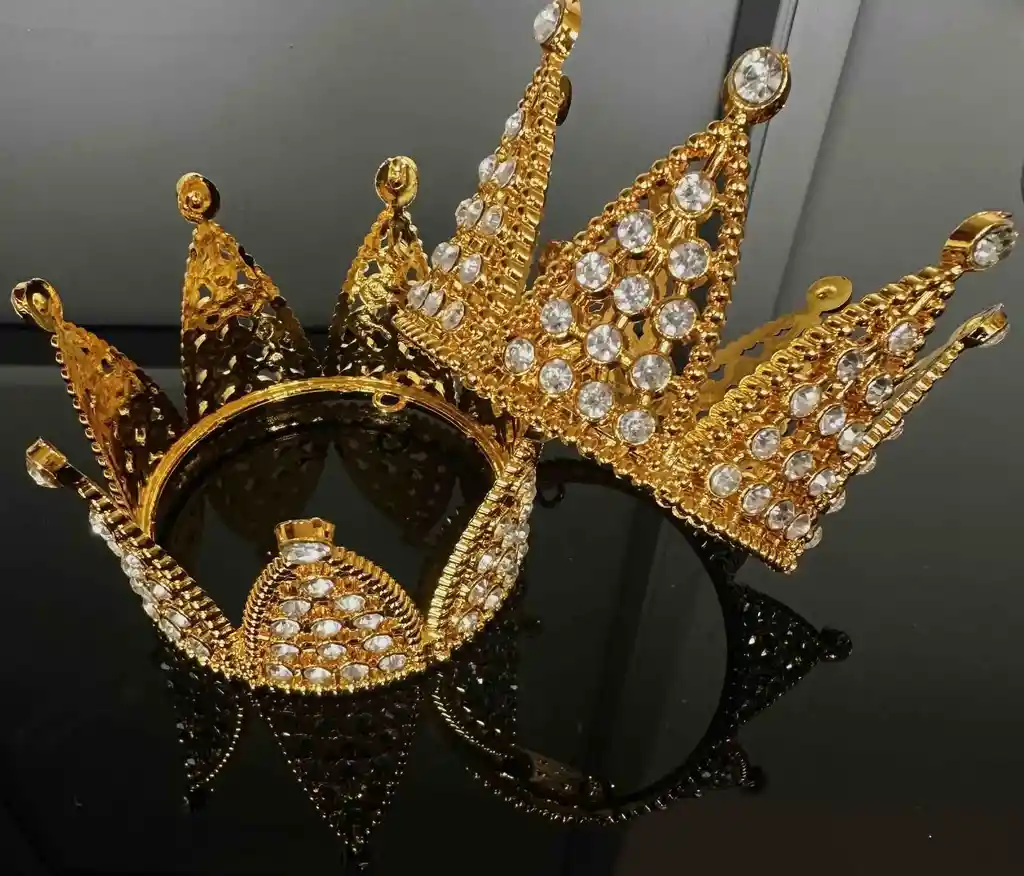 Corona Plástica Grande 7-6 Cm (unidad)