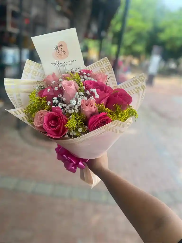 Bouquet De 12 Rosas Entre Rosa Y Fucsia