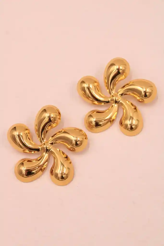 Aretes Dorados Tipo Flor En Rodio