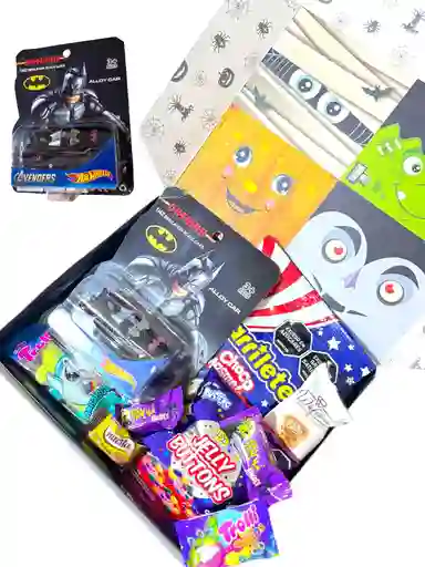 Regalo Especial Para Niños Con Carro De Batman, Dulces, Galletas Y Mas - Feliz Dia De Halloween - Dia De Los Niños - 31 De Octubre