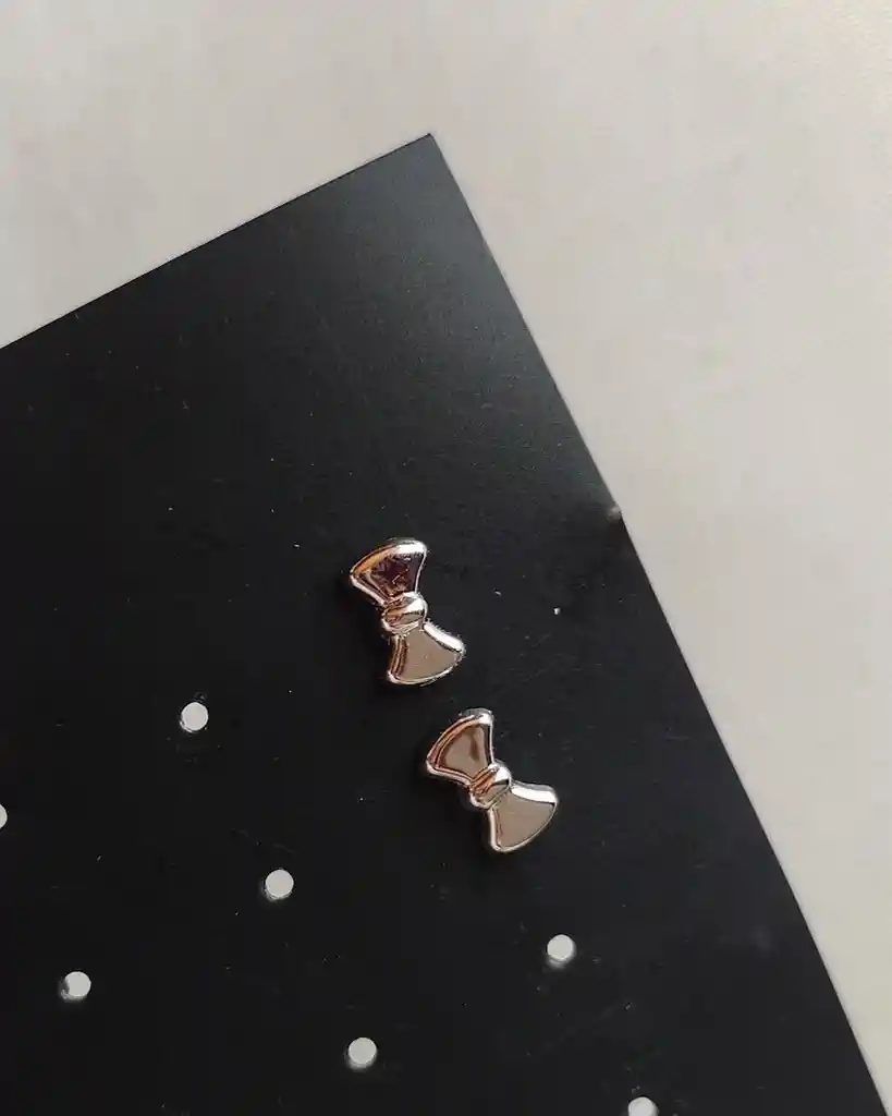 Aretes Plateados Con Diseño De Moño Pequeños