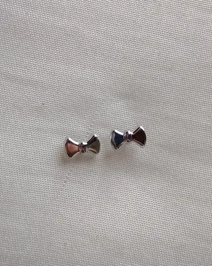 Aretes Plateados Con Diseño De Moño Pequeños