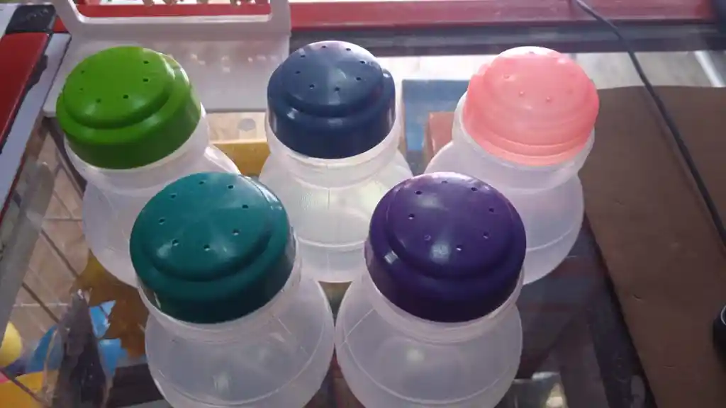 Saleros De Plástico Y Vidrio