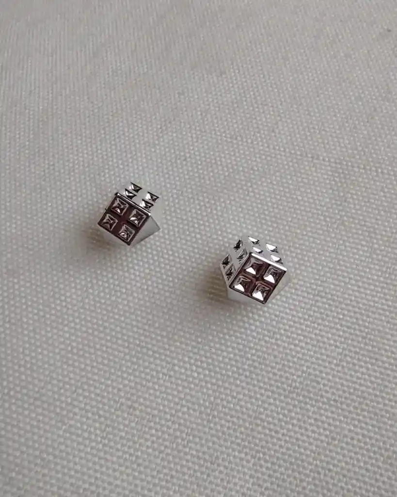 Aretes Plateados Con Diseño De Dado Pequeños