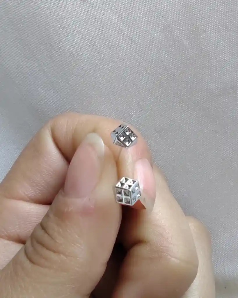 Aretes Plateados Con Diseño De Dado Pequeños
