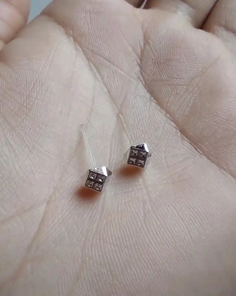 Aretes Plateados Con Diseño De Dado Pequeños