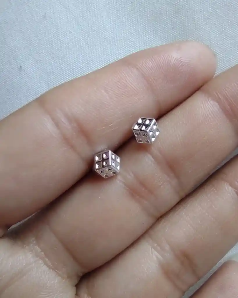 Aretes Plateados Con Diseño De Dado Pequeños