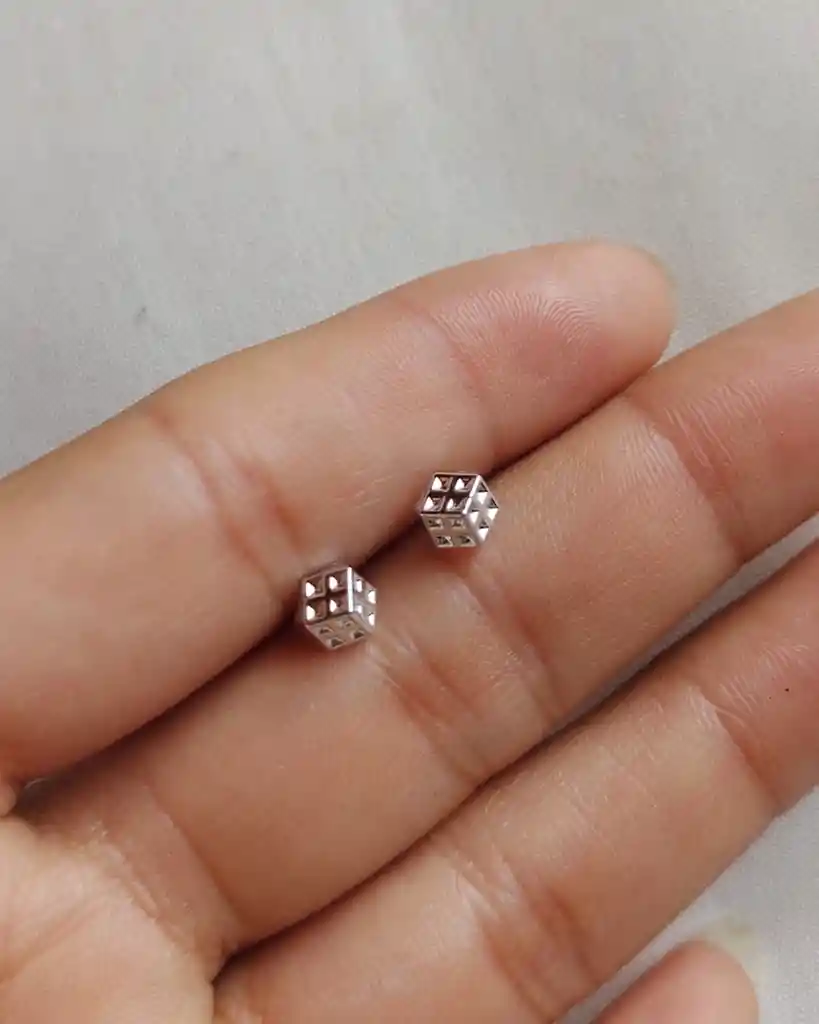 Aretes Plateados Con Diseño De Dado Pequeños