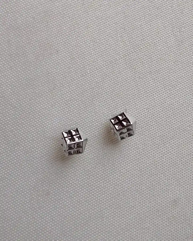 Aretes Plateados Con Diseño De Dado Pequeños