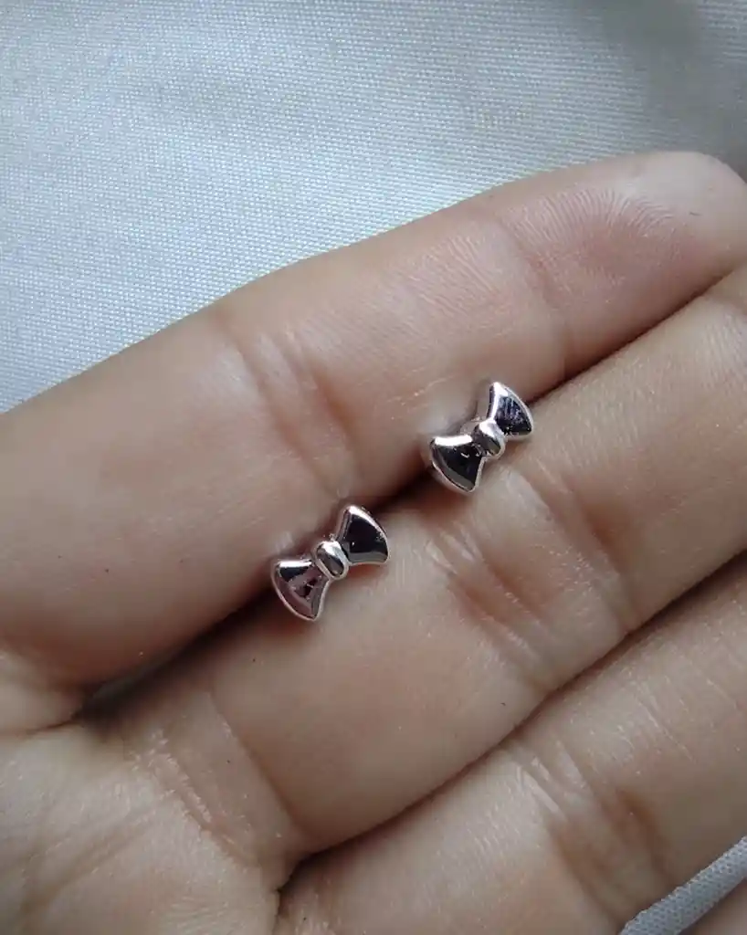 Aretes Plateados Con Diseño De Moño Pequeños