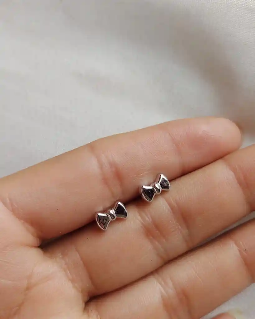 Aretes Plateados Con Diseño De Moño Pequeños