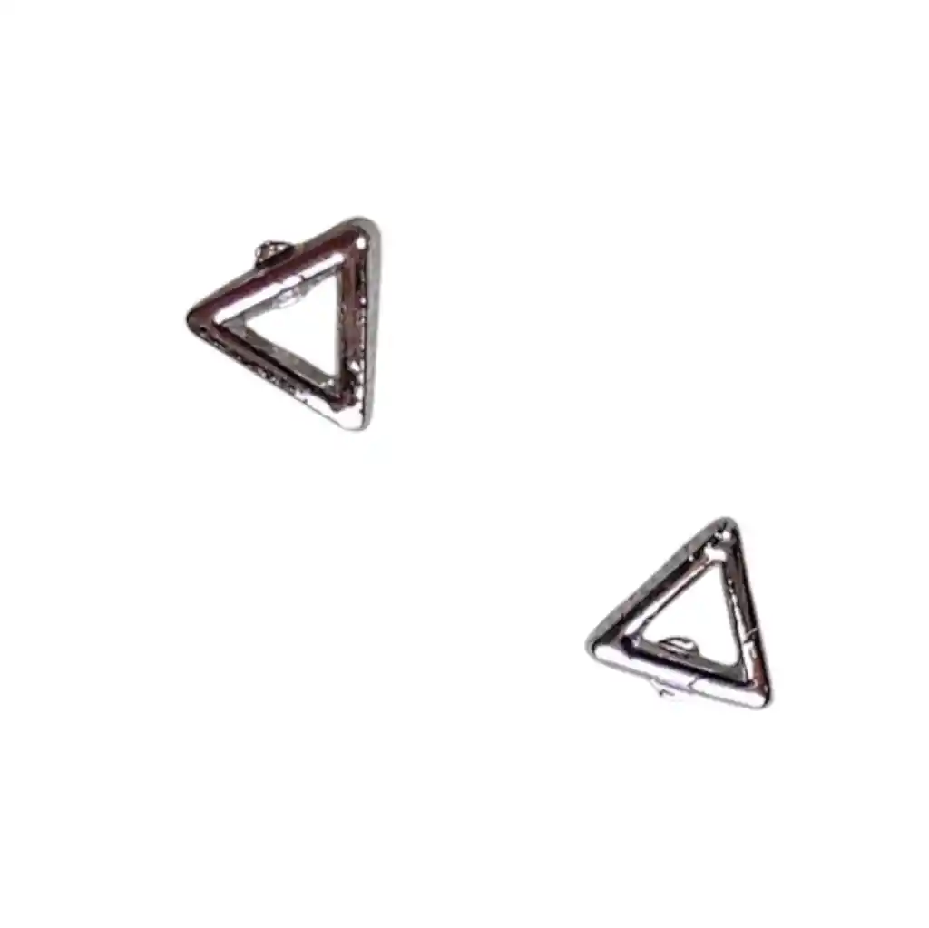 Aretes Plateados Con Diseño De Triangulo Pequeños