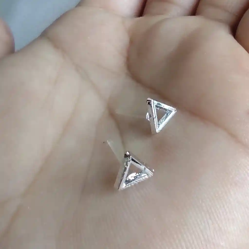 Aretes Plateados Con Diseño De Triangulo Pequeños