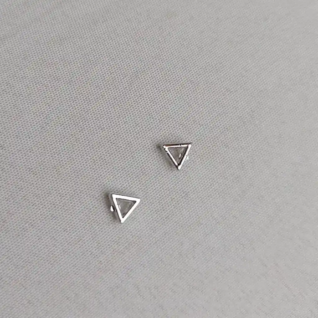Aretes Plateados Con Diseño De Triangulo Pequeños