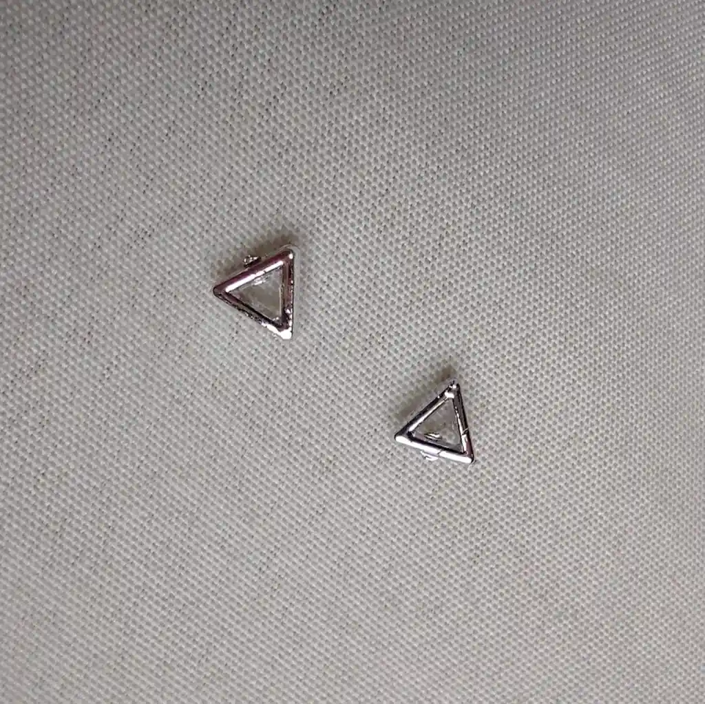 Aretes Plateados Con Diseño De Triangulo Pequeños