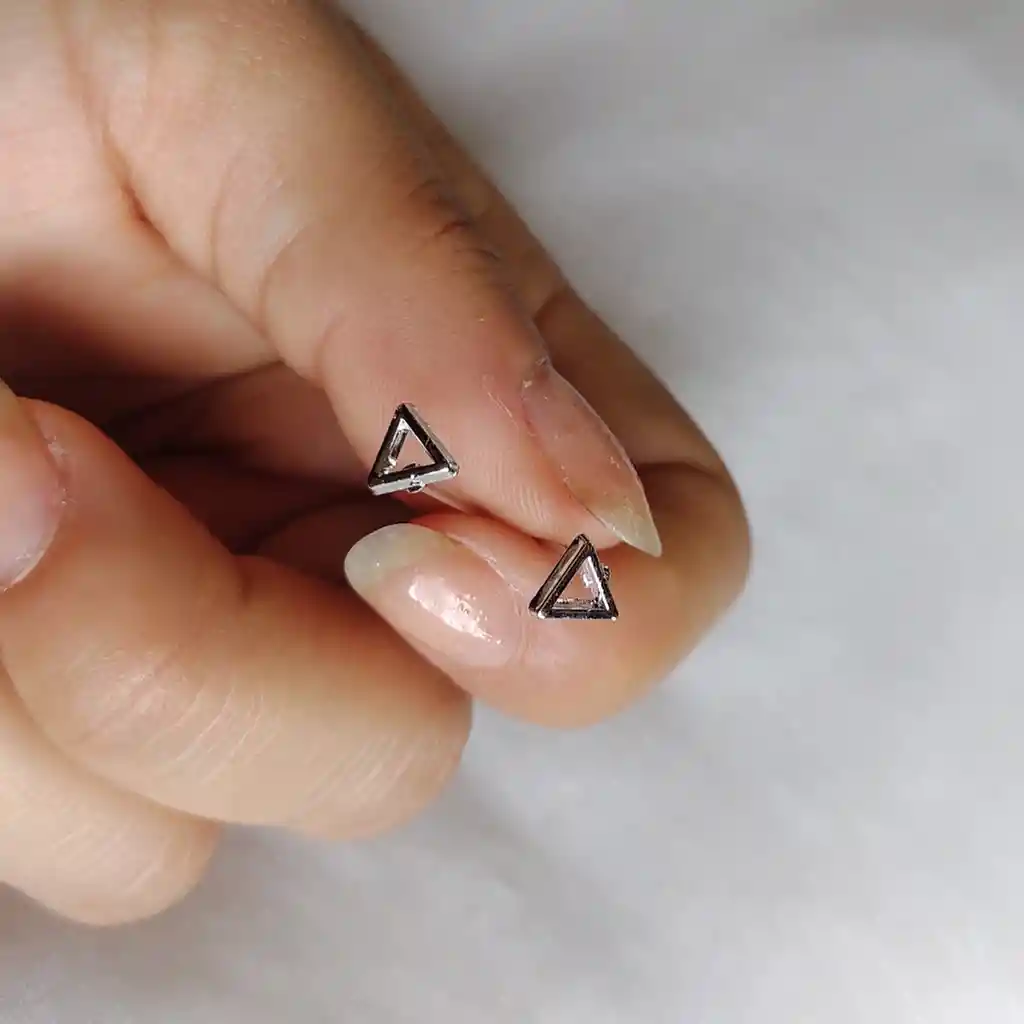 Aretes Plateados Con Diseño De Triangulo Pequeños