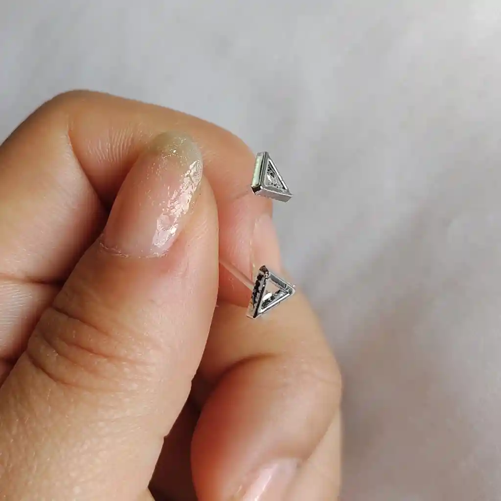 Aretes Plateados Con Diseño De Triangulo Pequeños
