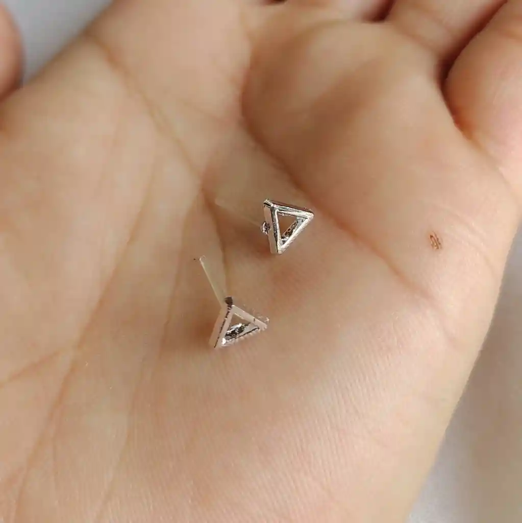 Aretes Plateados Con Diseño De Triangulo Pequeños