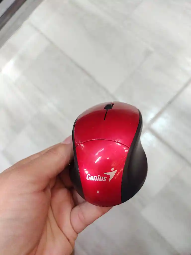 Mouse Inalámbrico Pequeño Genius Color Negro Con Rojo
