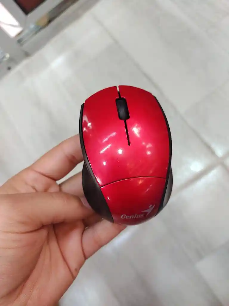 Mouse Inalámbrico Pequeño Genius Color Negro Con Rojo