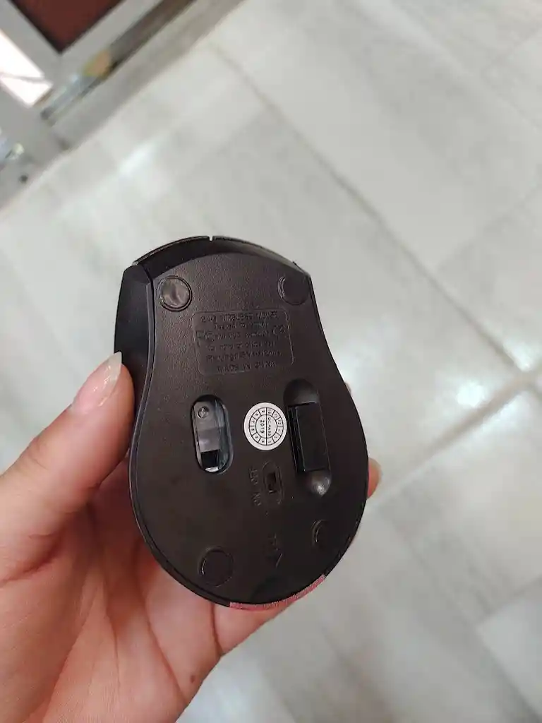 Mouse Inalámbrico Pequeño Genius Color Negro Con Rojo