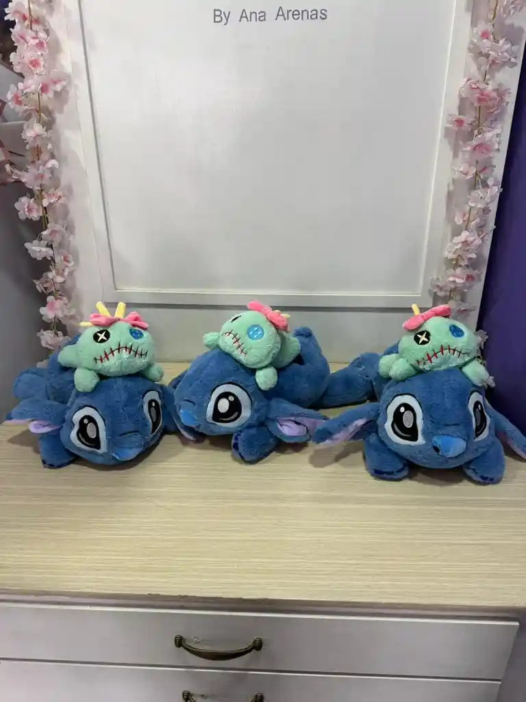 Stitch Con Peluche Scrump Acostado 30cm