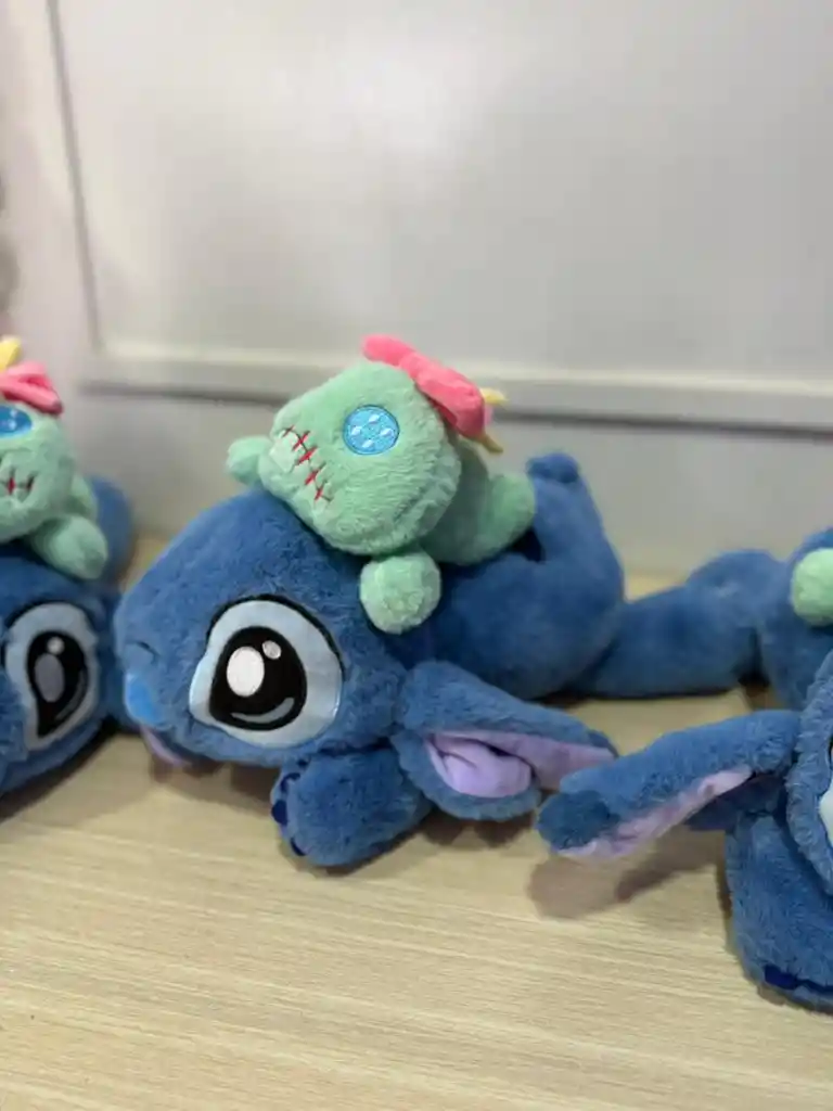 Stitch Con Peluche Scrump Acostado 30cm