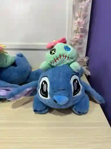 Stitch Con Peluche Scrump Acostado 30cm