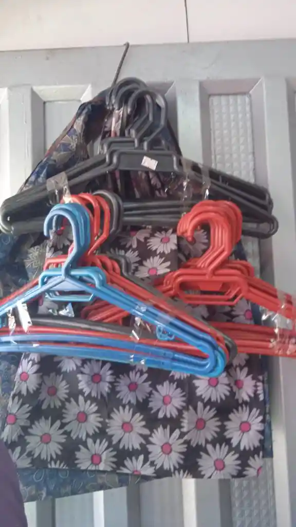 12cena De Ganchos Para Ropa