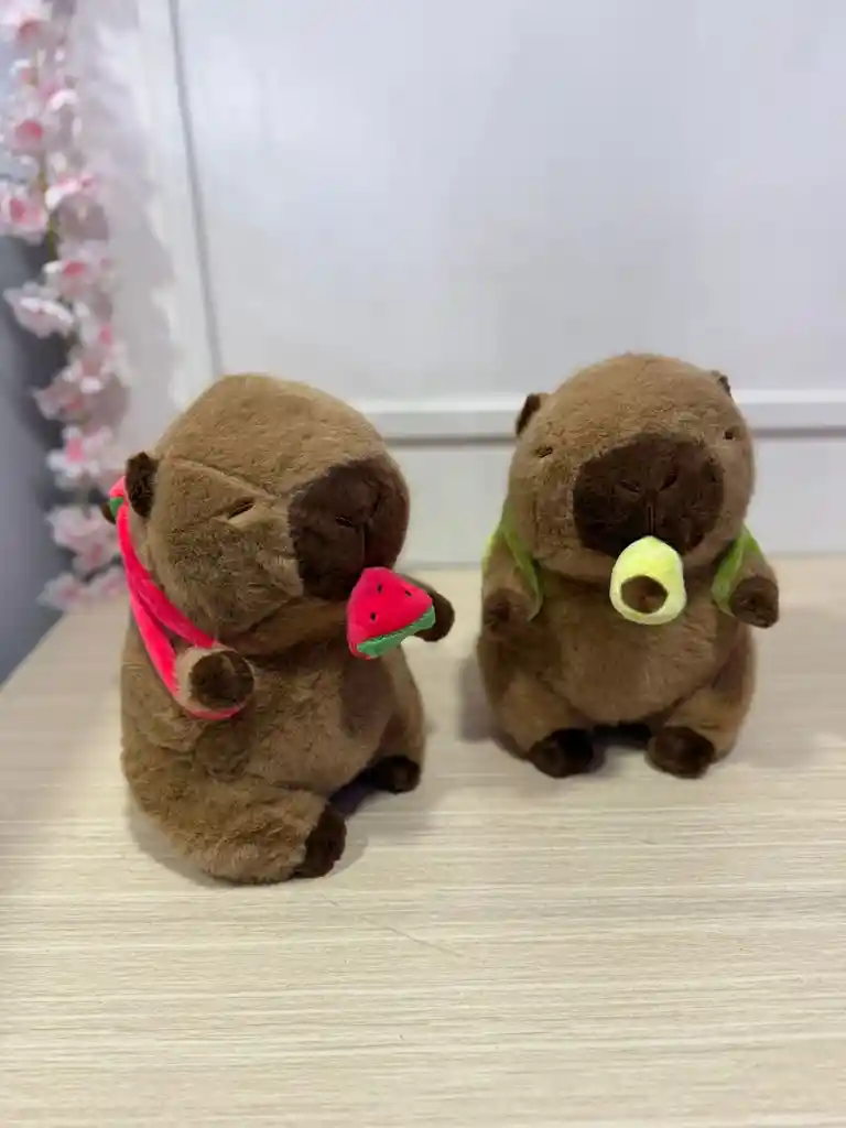 Capibara Con Frutica 25 Cm