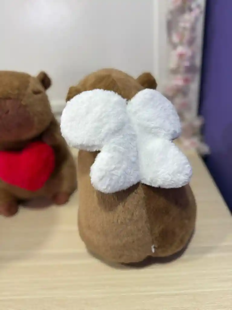 Capibara Corazón Con Alitas 30 Cm