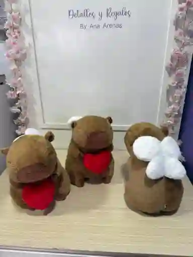Capibara Corazón Con Alitas 30 Cm