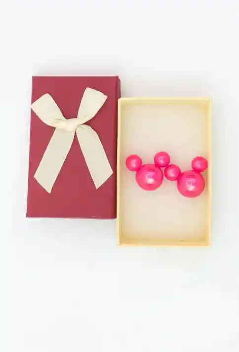 Aretes Rosados Tornasol Con Diseño De Cabeza De Mickey Mouse En Su Interior