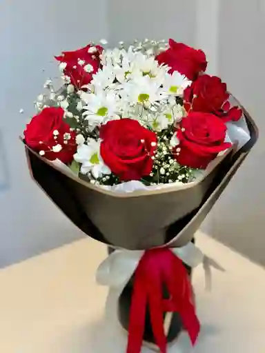 Ramo Bicolor – Rosas Rojas Y Margaritas Blancas