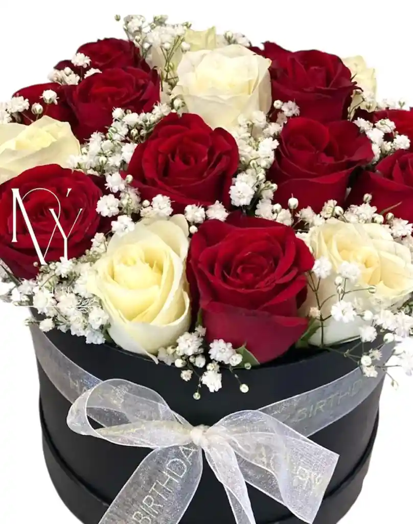 Flores Rosas Rojas Y Blancas En Cilindro