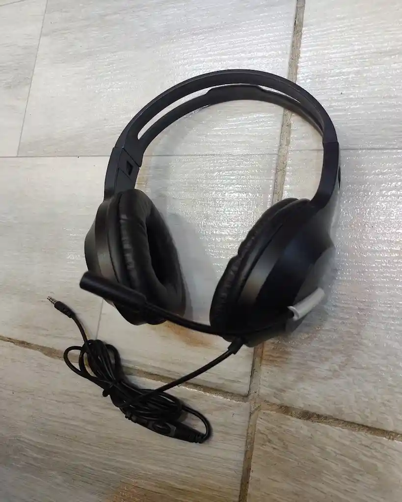Audifonos Diadema Con Cable Color Negro Gm2004