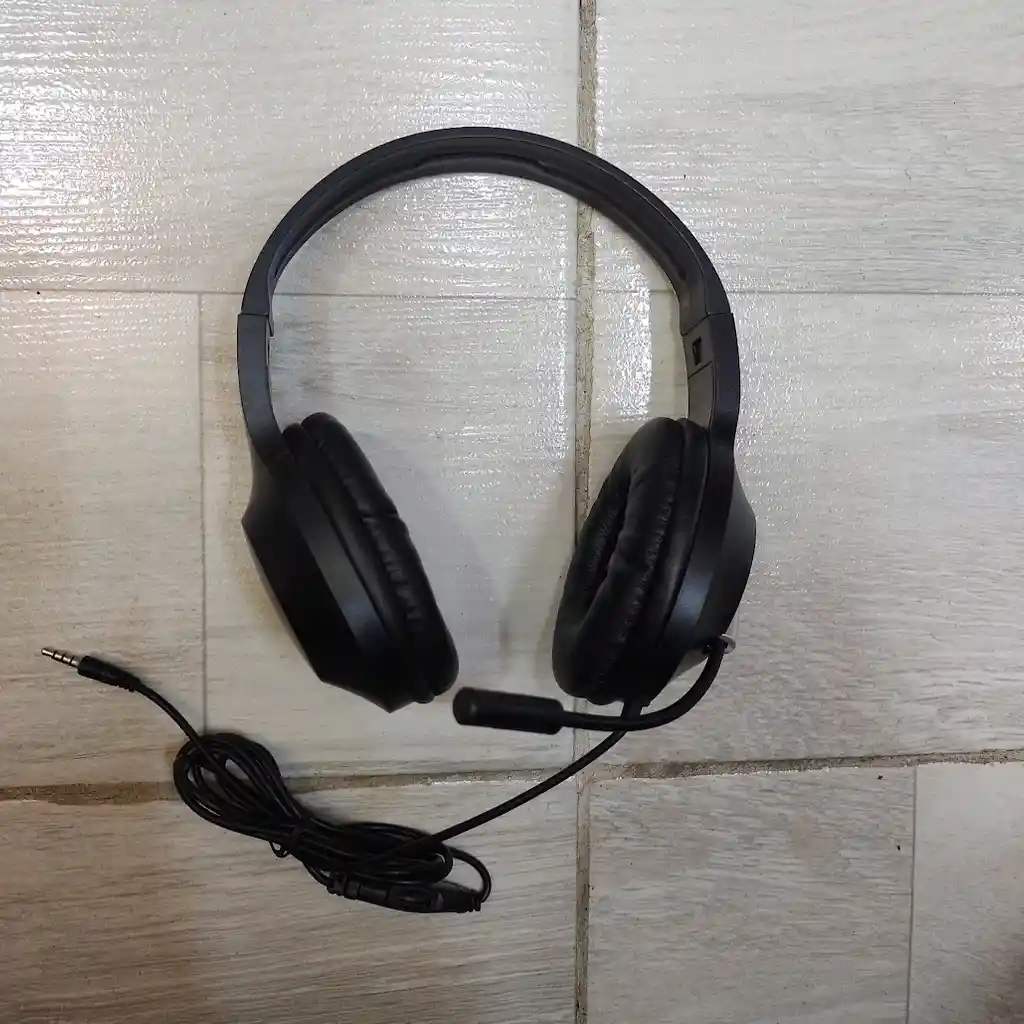 Audifonos Diadema Con Cable Color Negro Gm2004