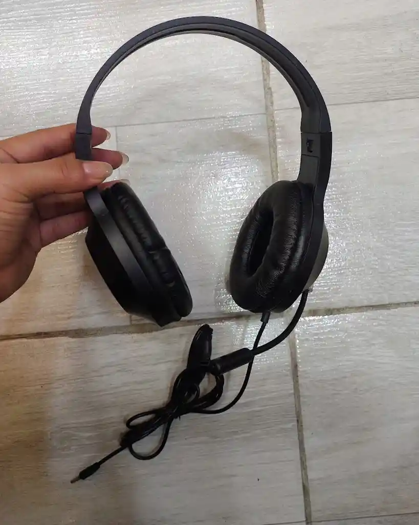 Audifonos Diadema Con Cable Color Negro Gm2004