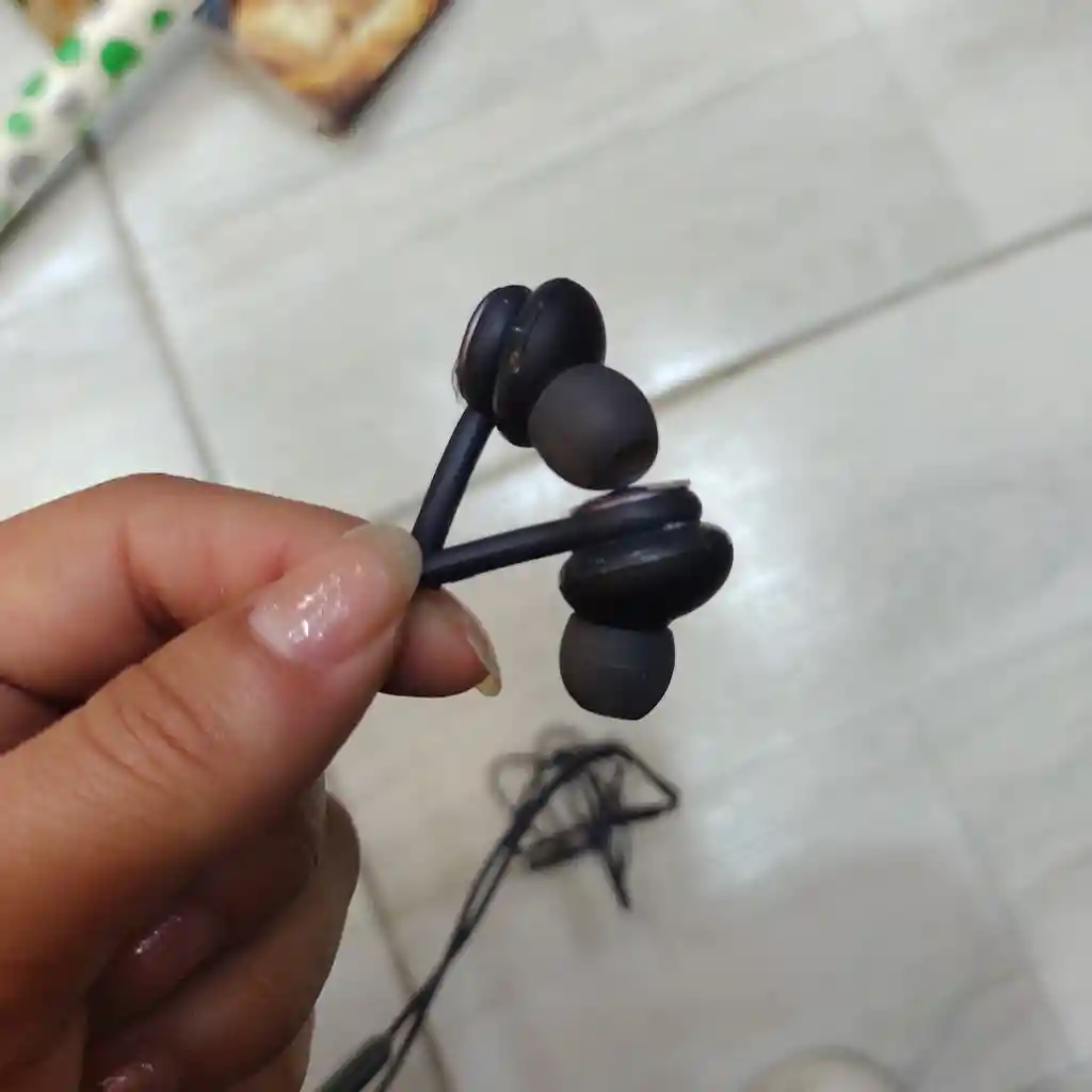 Audifonos Con Cable Akg Samsung Entrada 3.5 Color Negro Gris