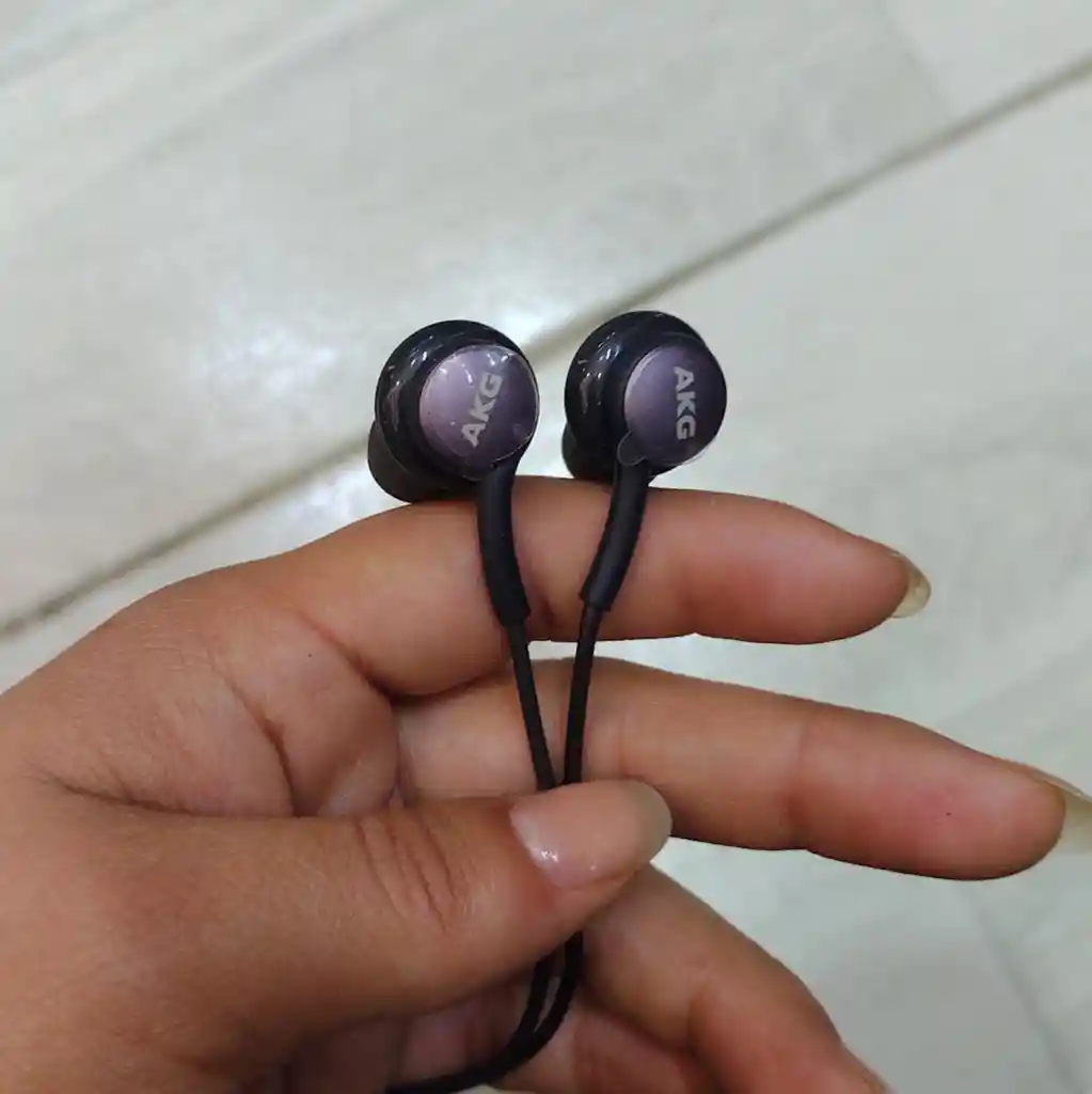 Audifonos Con Cable Akg Samsung Entrada 3.5 Color Negro Gris