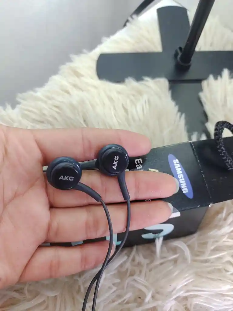 Audifonos Con Cable Akg Samsung Entrada 3.5 Color Negro Gris