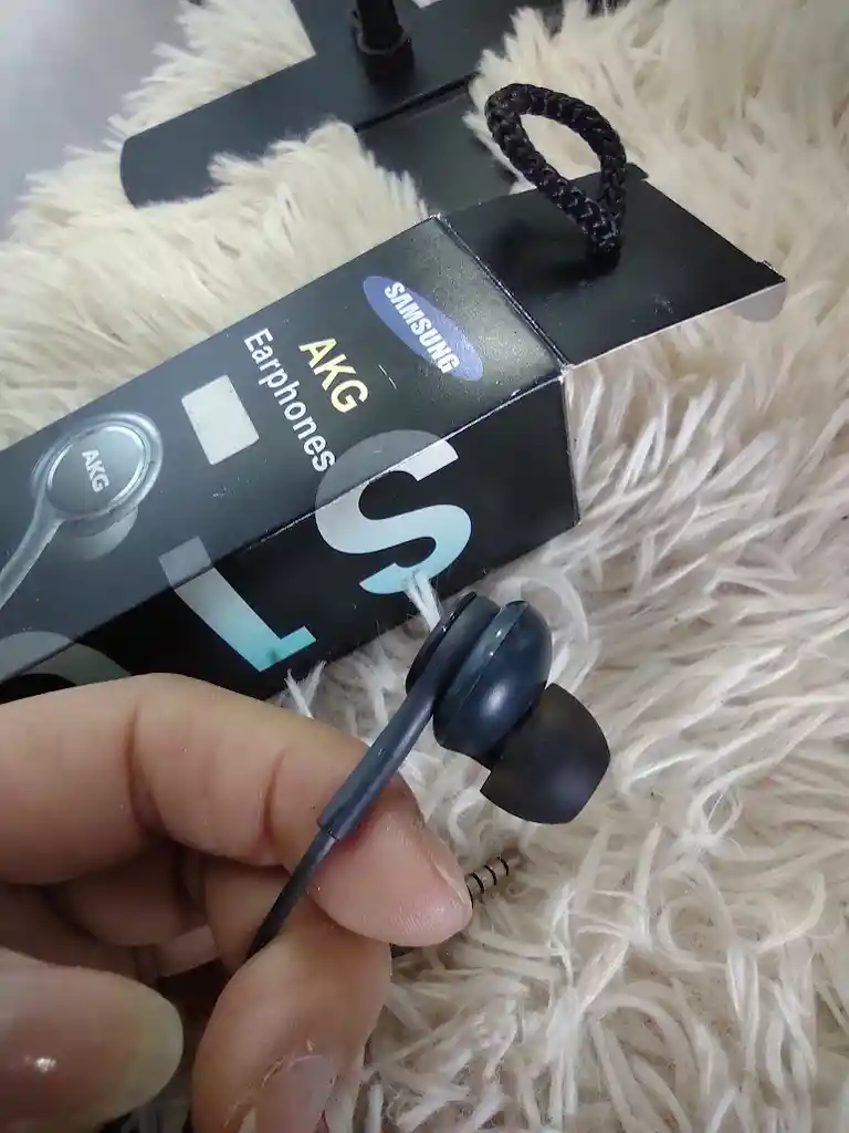 Audifonos Con Cable Akg Samsung Entrada 3.5 Color Negro Gris