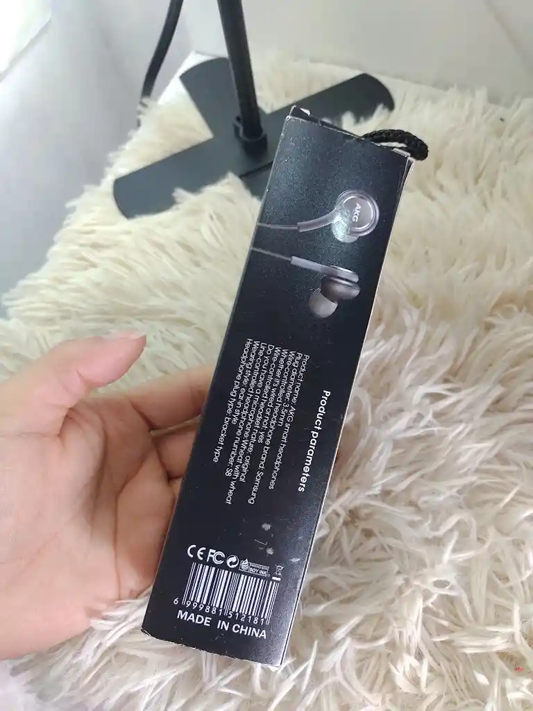 Audifonos Con Cable Akg Samsung Entrada 3.5 Color Negro Gris