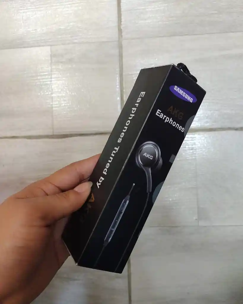 Audifonos Con Cable Akg Samsung Entrada 3.5 Color Negro Gris